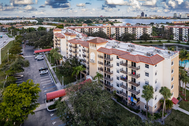 Fountainview Independent Living in West Palm Beach, FL - Building Photo - Building Photo