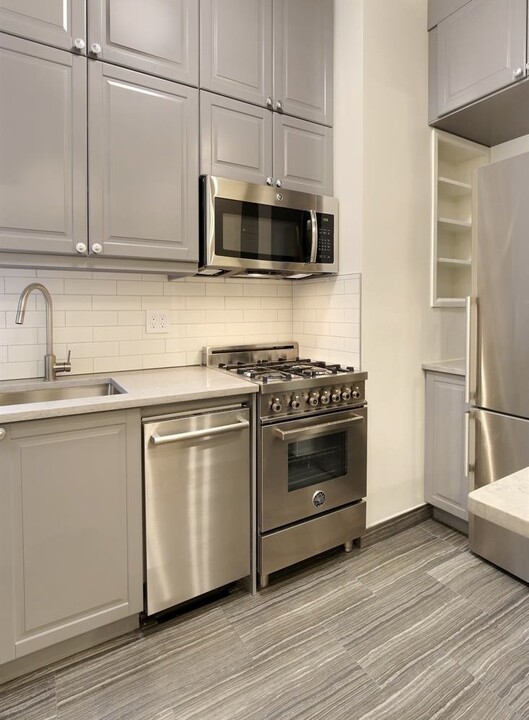 57 W 58th St in New York, NY - Building Photo