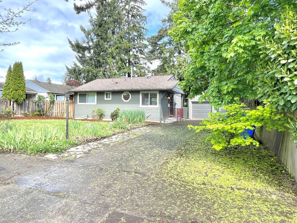 2424 NE 108th Ave in Portland, OR - Building Photo