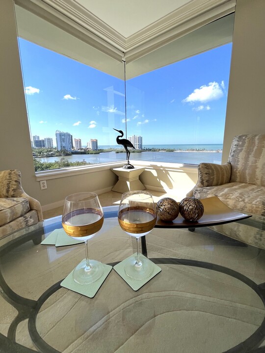 5555 Heron Point Dr, Unit 802 in Naples, FL - Foto de edificio