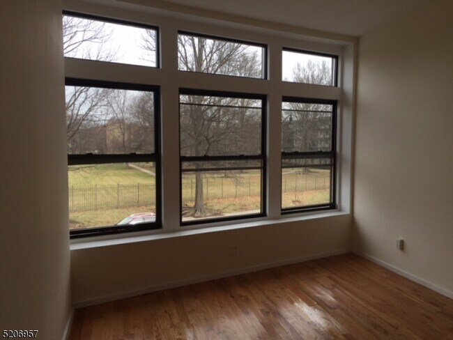 1086 S Orange Ave-Unit -4 in Newark, NJ - Building Photo - Building Photo