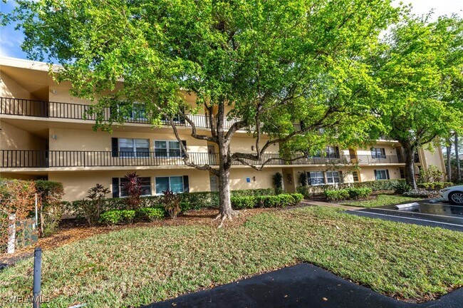 1087 Forest Lakes Dr in Naples, FL - Building Photo - Building Photo