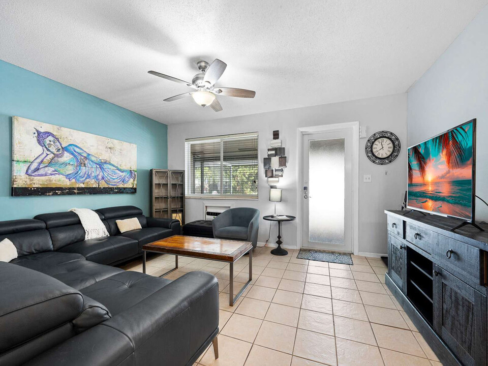 2225 NE 14th Ave in Wilton Manors, FL - Foto de edificio