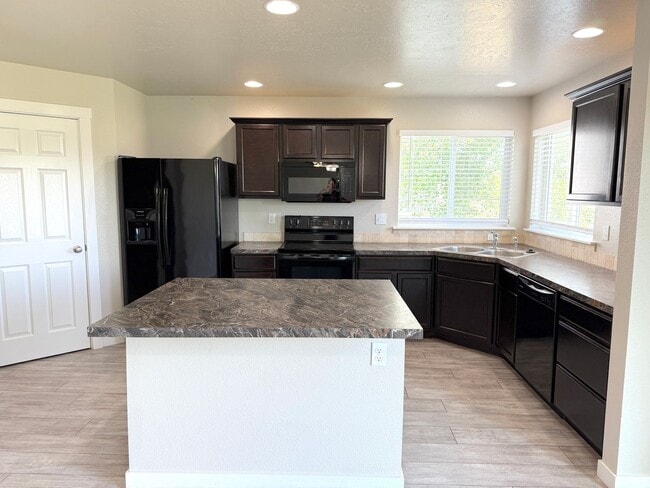 8430 E Rathdrum Dr in Nampa, ID - Foto de edificio - Building Photo