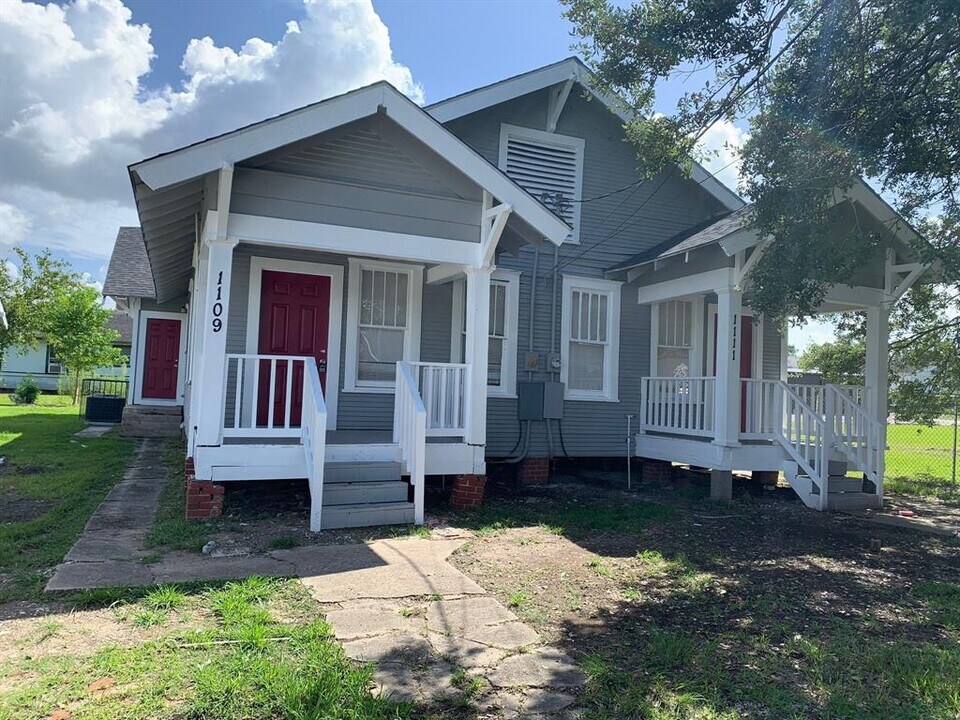 1107 Avenue A-Unit -1109 in Beaumont, TX - Building Photo