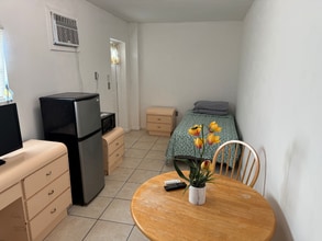 2005 NE 124th St in North Miami, FL - Building Photo - Building Photo