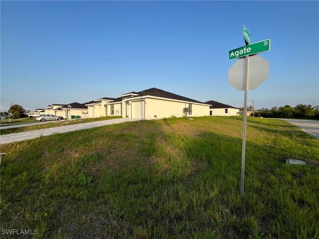 8465-8465 Agate St in Port Charlotte, FL - Building Photo - Building Photo