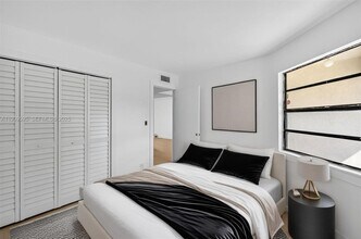 4198 Lakeside Dr in Tamarac, FL - Building Photo - Building Photo