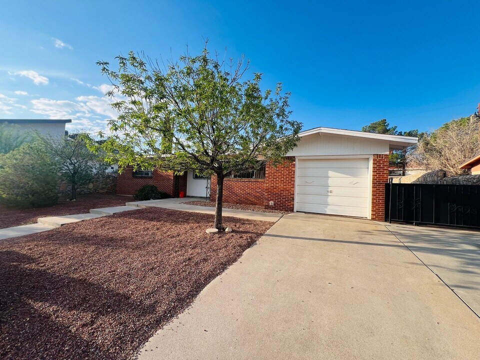 9632 Montwood Dr in El Paso, TX - Building Photo