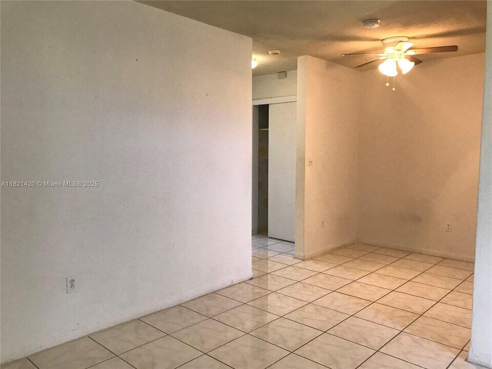 2450 NE 188th St in Miami, FL - Building Photo