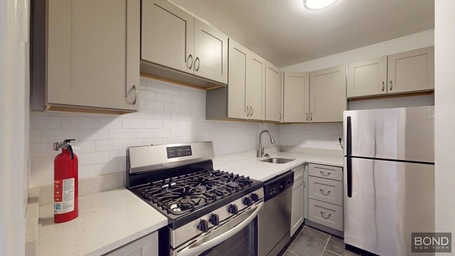 340 E 74th St in New York, NY - Foto de edificio - Building Photo