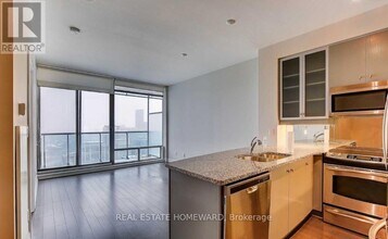 18 Yorkville Ave in Toronto, ON - Building Photo - Building Photo