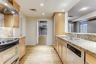 914 Main St in Houston, TX - Foto de edificio - Building Photo