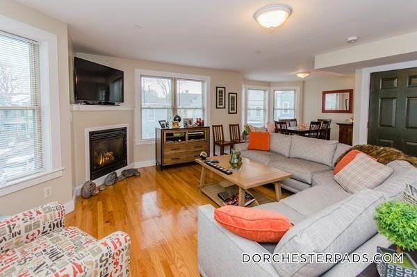 29E Humphreys St in Boston, MA - Building Photo