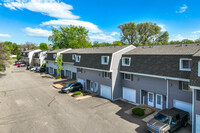 McKnight Townhomes in Maplewood, MN - Building Photo - Building Photo