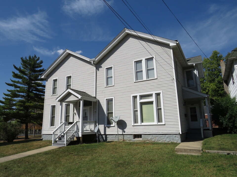 306 E Main St in Ottawa, IL - Building Photo