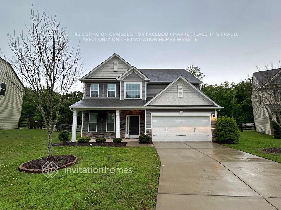 617 Augustus Lane in Mount Holly, NC - Building Photo