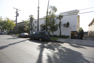 Royal Wyandotte Apartments in Van Nuys, CA - Building Photo - Building Photo