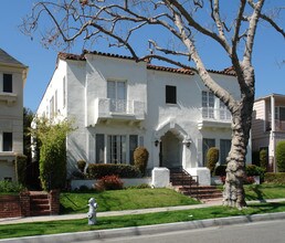 137 S Canon Dr in Beverly Hills, CA - Building Photo - Building Photo