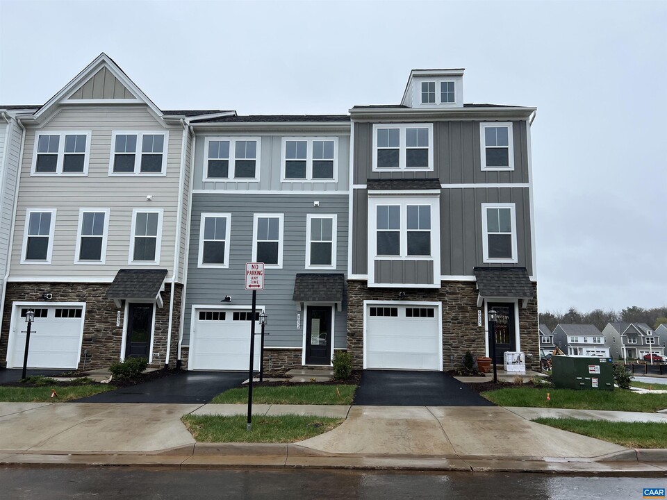 6033 McComb St in Crozet, VA - Building Photo