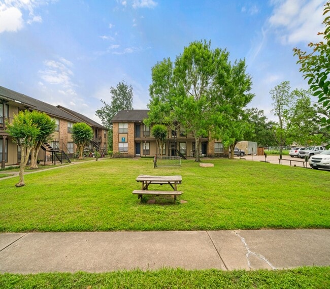 Cedar Wood in Alvin, TX - Building Photo - Building Photo