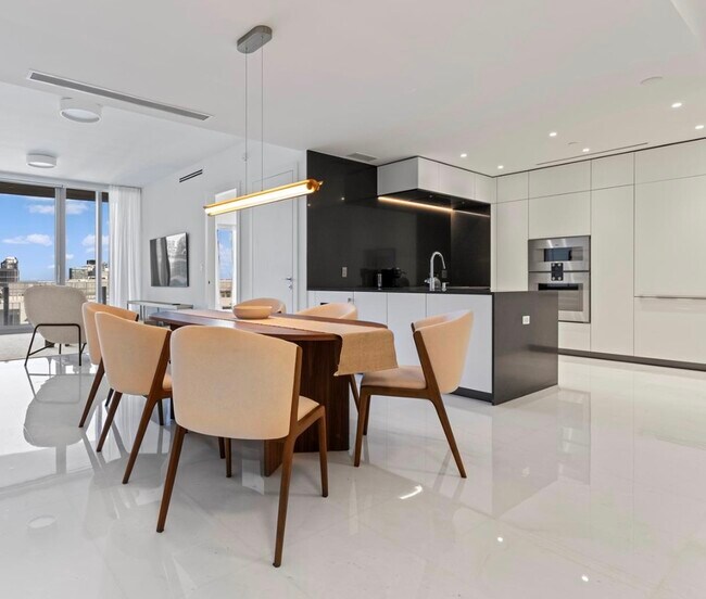 300 Biscayne Boulevard Way, Unit 4509 in Miami, FL - Foto de edificio - Building Photo