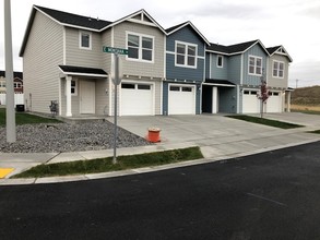 CIMMARON TERRACE in Hermiston, OR - Building Photo - Building Photo