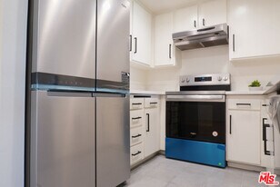 12720 Burbank Blvd in Los Angeles, CA - Building Photo