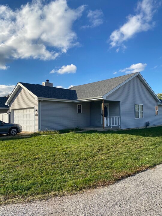 109 Vicki Ct in Manteno, IL - Building Photo