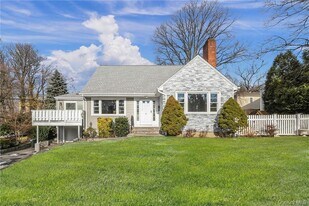 6 Club Way in Eastchester, NY - Building Photo