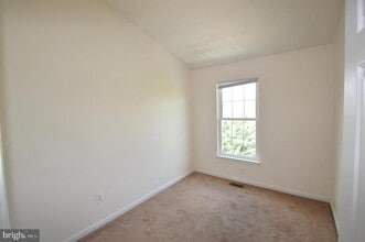 42761 Hollingsworth Terrace in Chantilly, VA - Building Photo - Building Photo