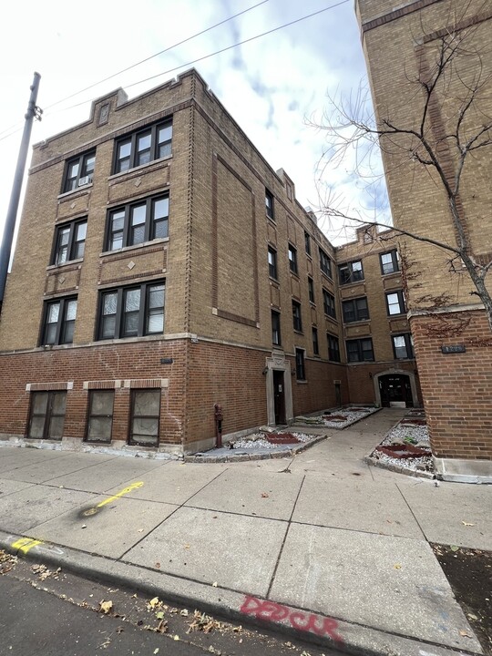 4224 N Clark St in Chicago, IL - Building Photo