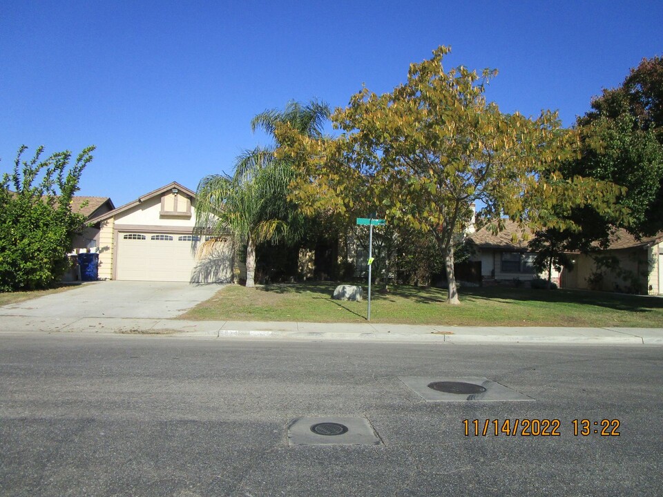 5824 Canberra Ave in Bakersfield, CA - Building Photo