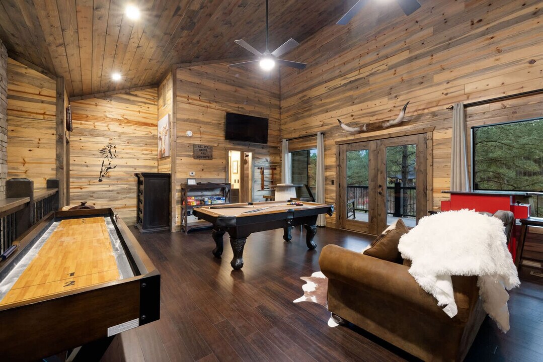 222 Lost Creek Trl in Broken Bow, OK - Foto de edificio