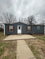 200 Zackary St in Oak Grove, KY - Building Photo