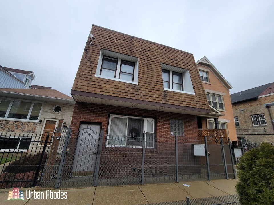 3650 W George St, Unit J01P in Chicago, IL - Building Photo