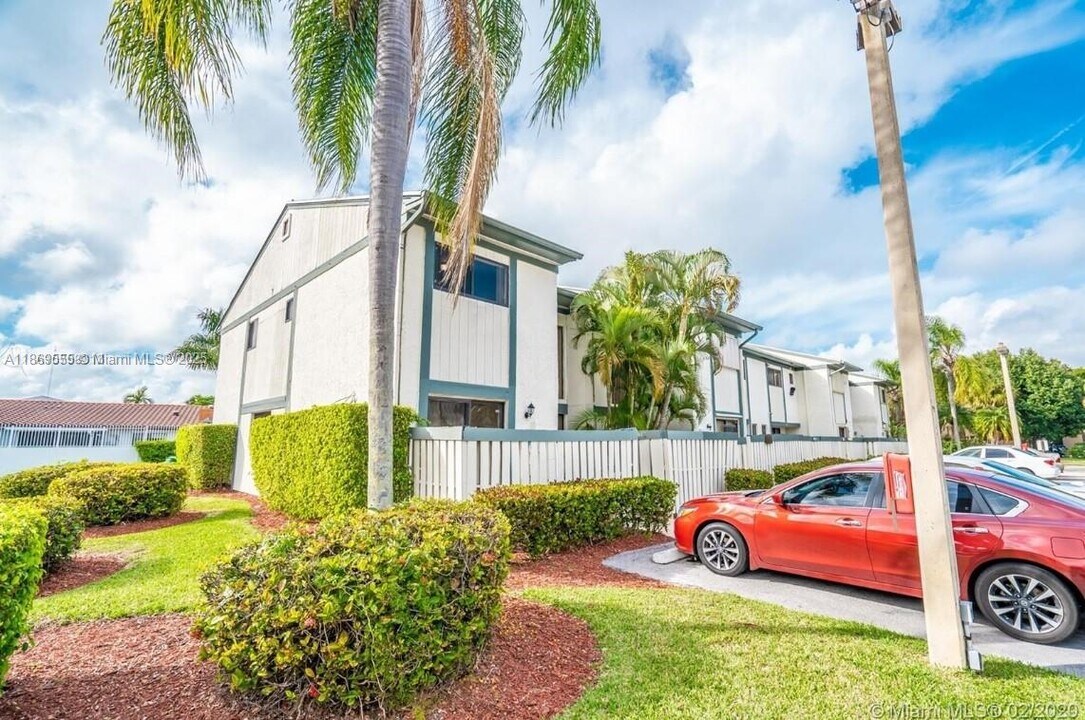 636 NE 195th St in Miami, FL - Building Photo