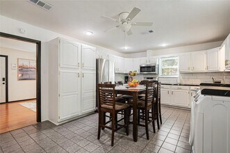 7018 Oleander Ln in Hitchcock, TX - Foto de edificio - Building Photo