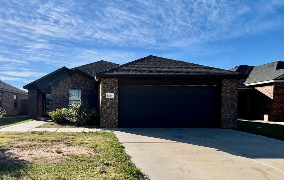 1215 Kingston St in Wolfforth, TX - Building Photo