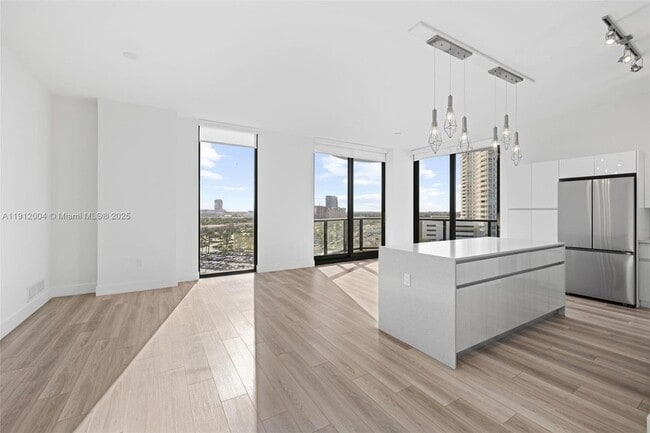 101 Diplomat Pkwy, Unit 911 in Hallandale Beach, FL - Building Photo - Building Photo