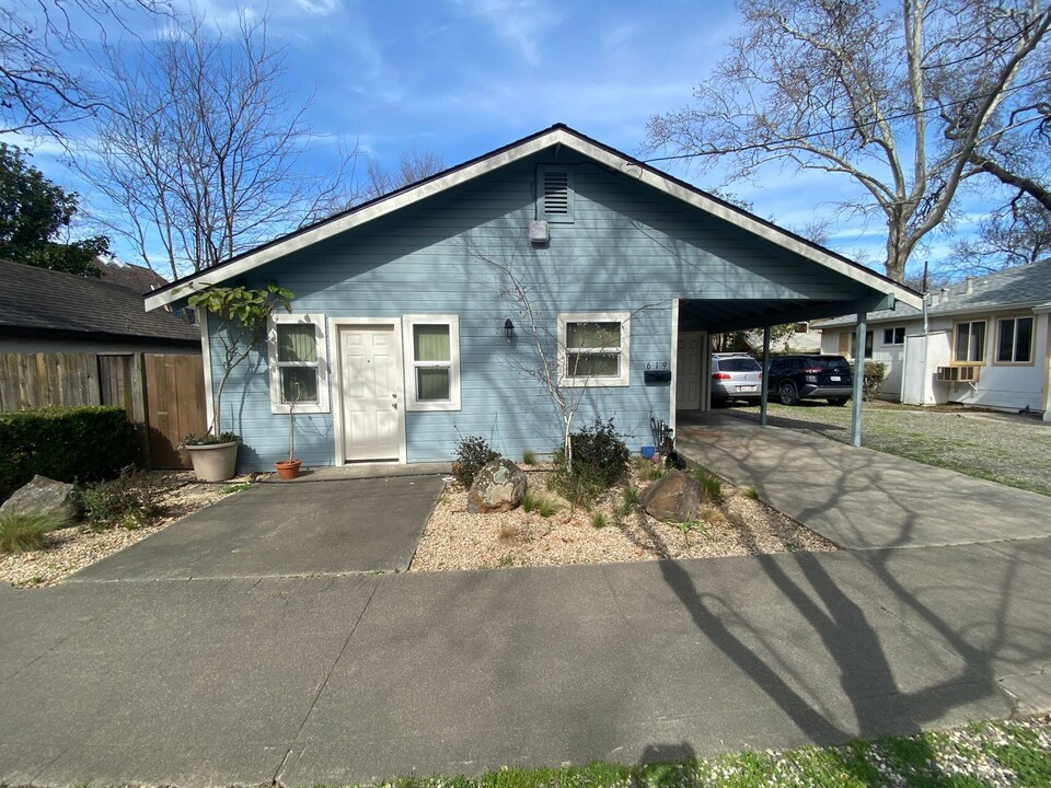 623-619 5th St in Davis, CA - Foto de edificio