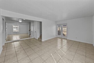 1815 E Grauwyler Rd in Irving, TX - Foto de edificio - Building Photo