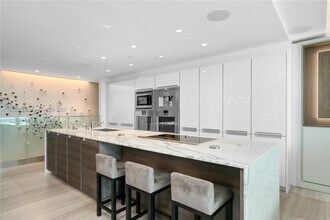 321 Ocean Dr in Miami Beach, FL - Building Photo - Building Photo