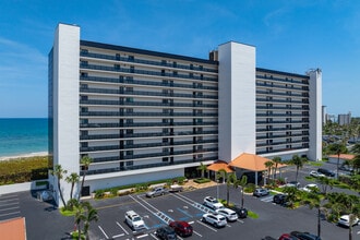 The Island Club in Jensen Beach, FL - Building Photo - Building Photo