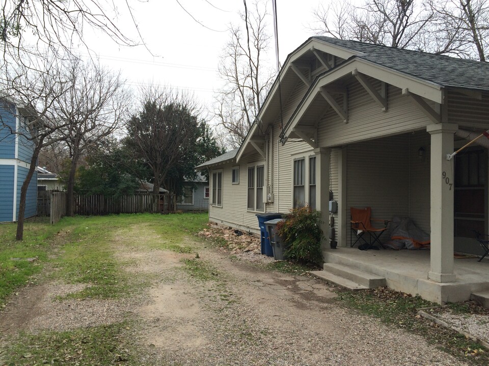 907 E 39th St in Austin, TX - Foto de edificio