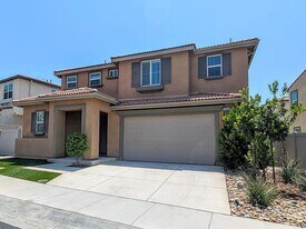 39569 Strada Pozzo in Lake Elsinore, CA - Building Photo