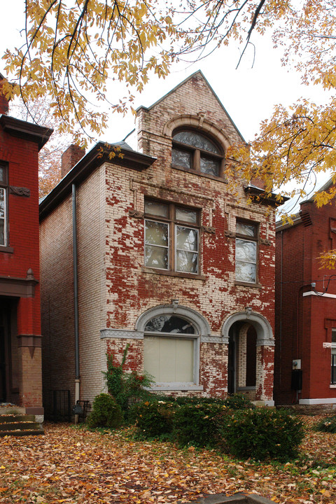 932 S 6th St in Louisville, KY - Building Photo