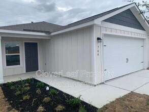 744 Shoal Crk in New Braunfels, TX - Building Photo - Building Photo
