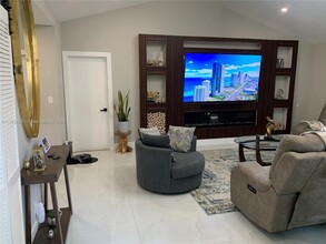 8271 SW 39th Ct in Davie, FL - Foto de edificio - Building Photo