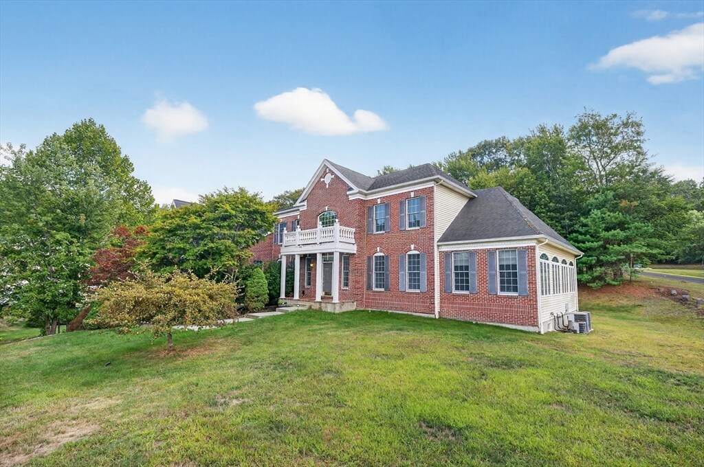 4 Summit Way in Hopkinton, MA - Building Photo